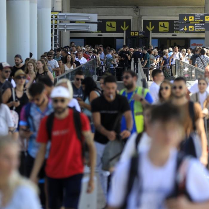 Frau tot nach Sturz am Kofferband - Deutscher vor Gericht