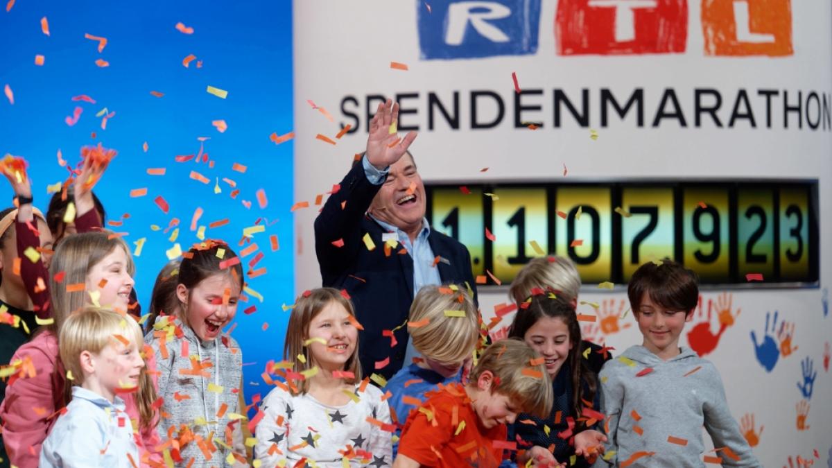 Der Moderator Wolfram Kons freut sich im Studio des RTL Spendenmarathons &uuml;ber das Endergebnis von 41.107.923 Euro. (Foto)