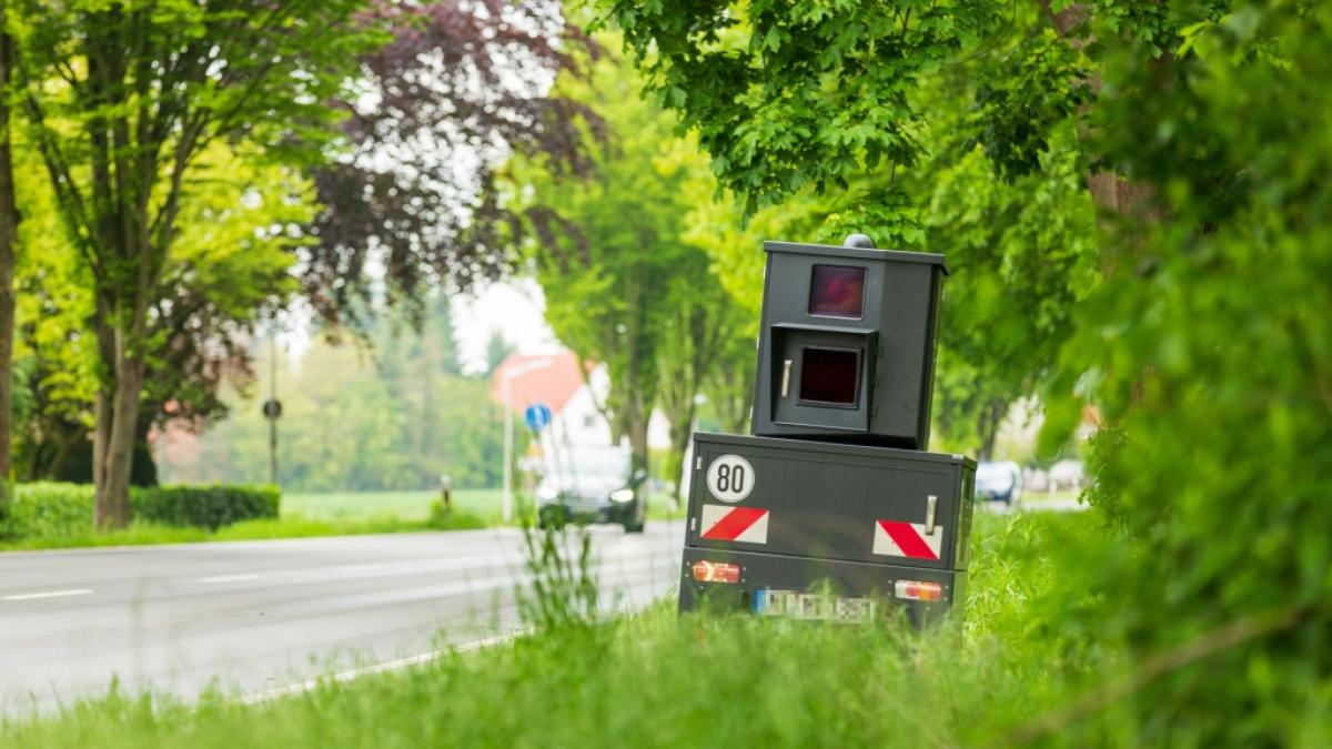 Behalten Sie Ihren Tacho im Auge. Mobile Radarfallen lauern t&auml;glich auf anderen Stra&szlig;en. (Symbolbild) (Foto)