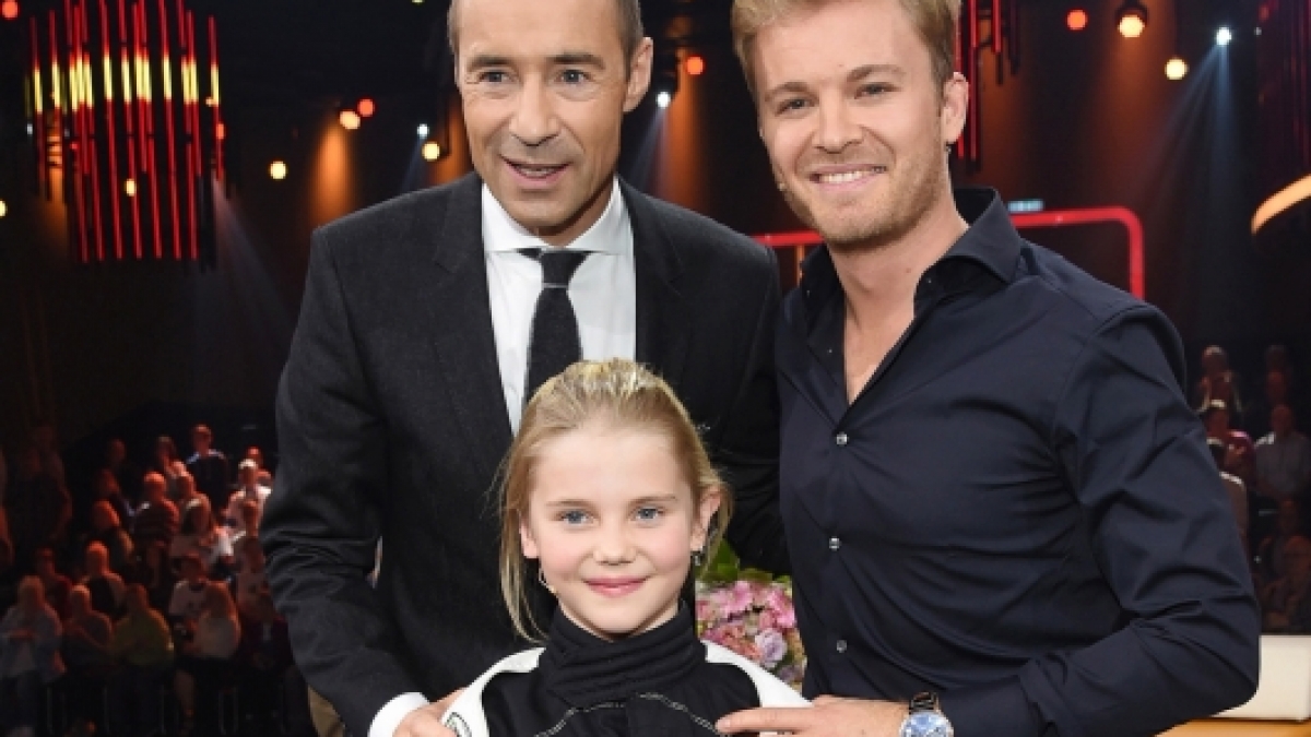Moderator Kai Pflaume (li.) mit Kandidatin Alena Ha&szlig;ler und Ex-Formel-1-Pilot Nico Rosberg. (Foto)