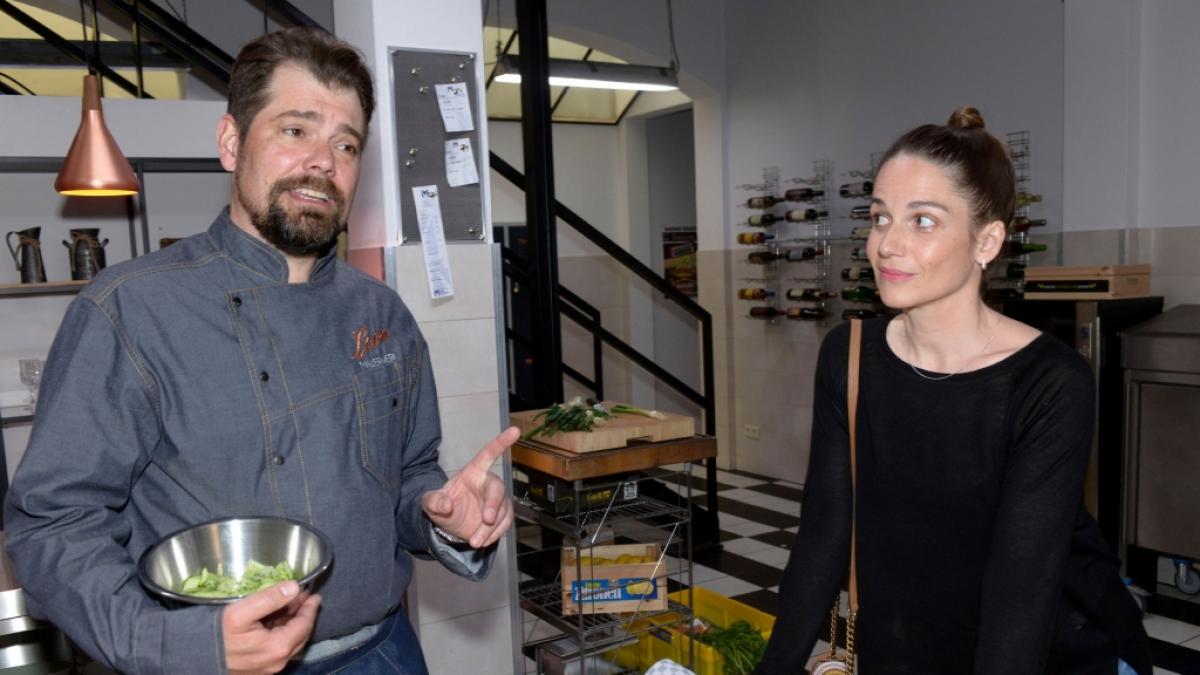 Bahn sich zwischen Svenja (Stella Denis-Winkler) und Leon (Daniel Fehlow) etwas an? (Foto)