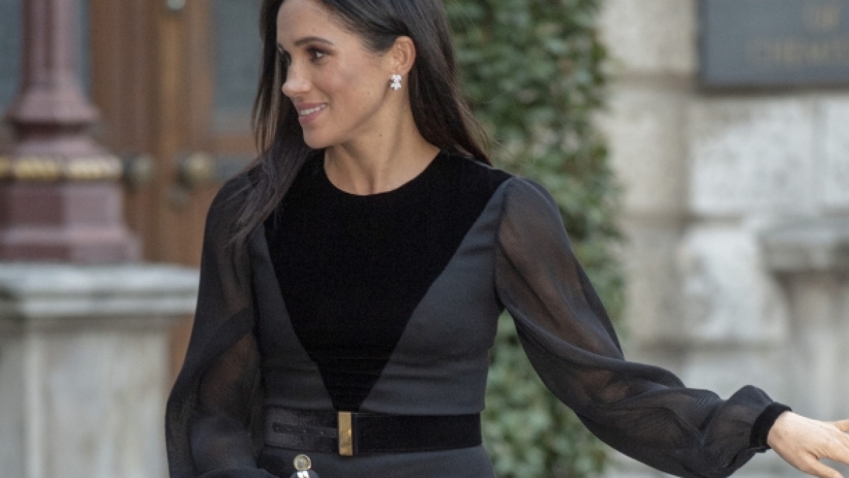 Meghan Markle lie&szlig; bei der Er&ouml;ffnung&nbsp;der Ausstellung "Oceania" in London unwissentlich ihre Nippel blitzen. (Foto)