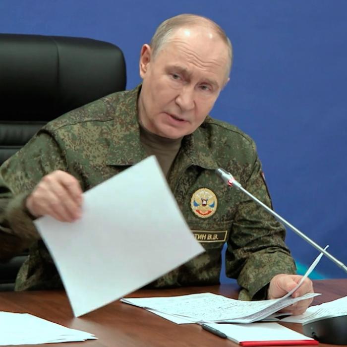 Putin niedergeschlagen im Bunker - neue Fotos werfen Fragen auf