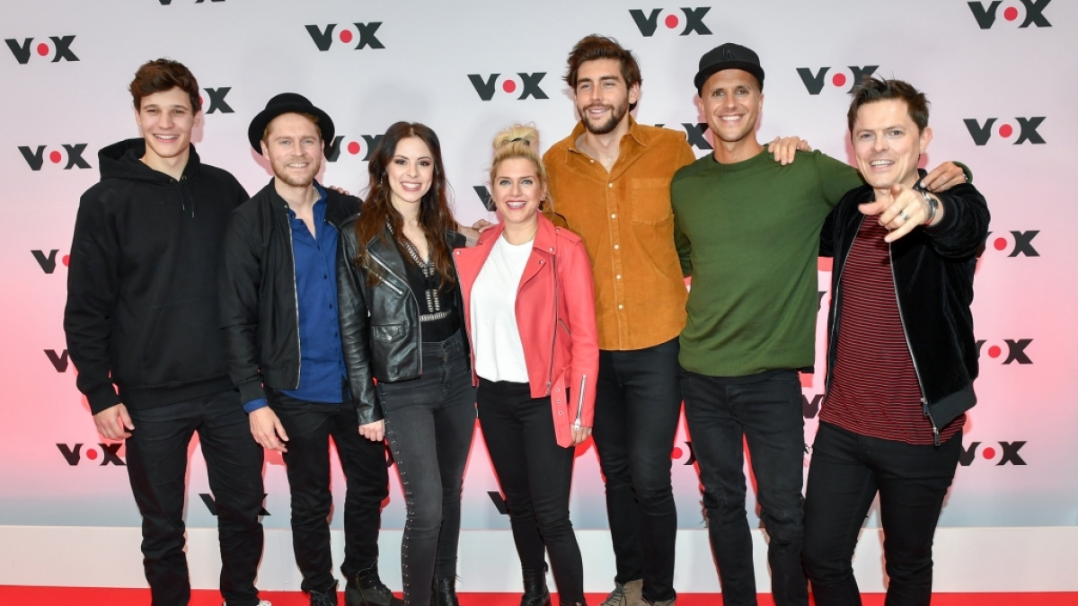 In der sechsten Staffel von "Sing meinen Song - Das Tauschkonzert" sind Wincent Weiss, Johannes Oerding, Jennifer Haben, Jeanette Biedermann, Alvaro Soler, Milow und Gastgeber Michael Patrick Kelly (v.l.n.r.) mit von der Partie. (Foto)