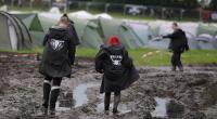 Hard Rock und Heavy Metal kontra Schlammbad: Das Festivalgelände beim Wacken Open Air 2023 ist nach heftigen Regenfällen ramponiert.