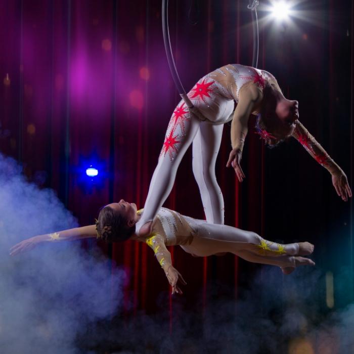 Trapezkünstlerin stürzt bei Artistik-Show metertief in den Tod