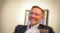 Trotz mieser Umfragewerte gibt sich Christian Lindner optimistisch. Auf Instagram begrüßt der FDP-Politiker das neue Jahr mit einem Liebes-Selfie.