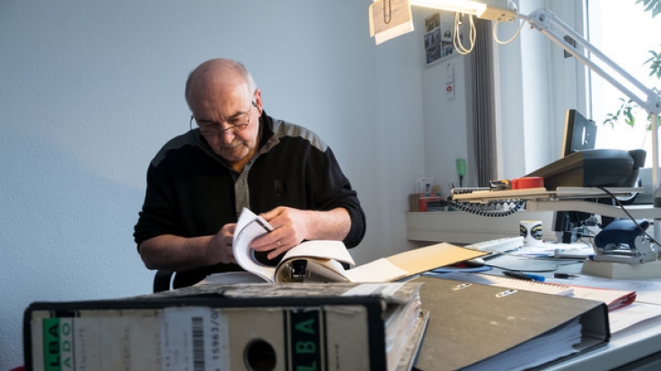 Polizeioberkommissar Holger Kunkel in seinem Büro in der Polizeiinspektion in Braunschweig.
