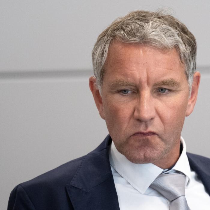 AfD-Politiker erneut wegen Nazi-Parole vor Gericht - Influencerin soll ihn retten