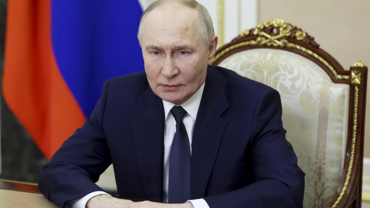 Wladimir Putins Visagisten-Team gab sich offenbar auch am 27. Februar keine M&uuml;he, die auff&auml;llige Stelle an der Stirn des Kreml-Chefs zu kaschieren. (Foto)