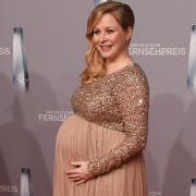 Die schwangere Jasmin Schwiers bei der Verleihung des Deutsches Fernsehpreises 2019.