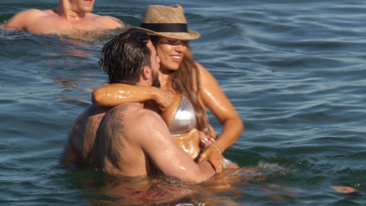 Jessica und Sebastian gehen im Meer auf Tuchfühlung.