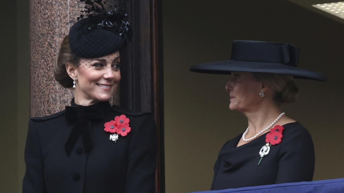 Zwei, die sich verstehen: Kate, die Prinzessin von Wales, und Sophie, die Herzogin von Edinburgh, w&auml;hrend der Remembrance-Day-Zeremonie auf dem Balkon des britischen Au&szlig;enministeriums. (Foto)
