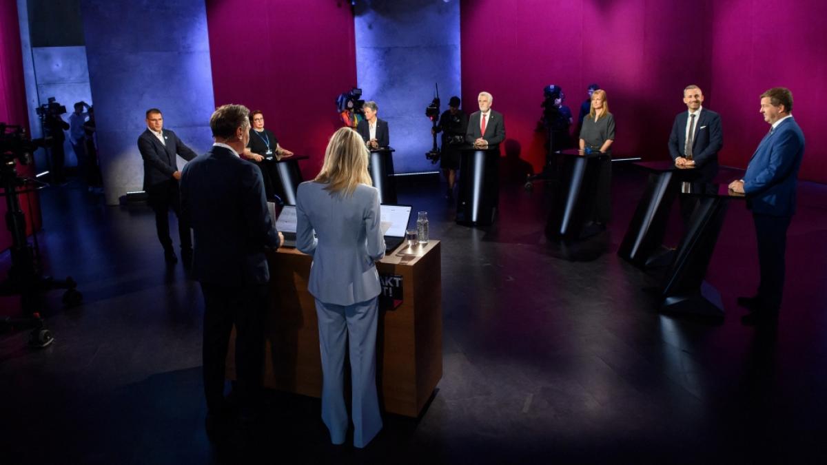 Die Spitzenkandidaten Thomas Schulze (hinten l-r, BSW), Susan Sziborra-Seidlitz (B&uuml;ndnis 90/Die Gr&uuml;nen), Lydia H&uuml;skens (FDP), Armin Willingmann (SPD), Eva von Angern (Die Linke), Ulrich Siegmund (AfD) und Sven Schulze (CDU). (Foto)