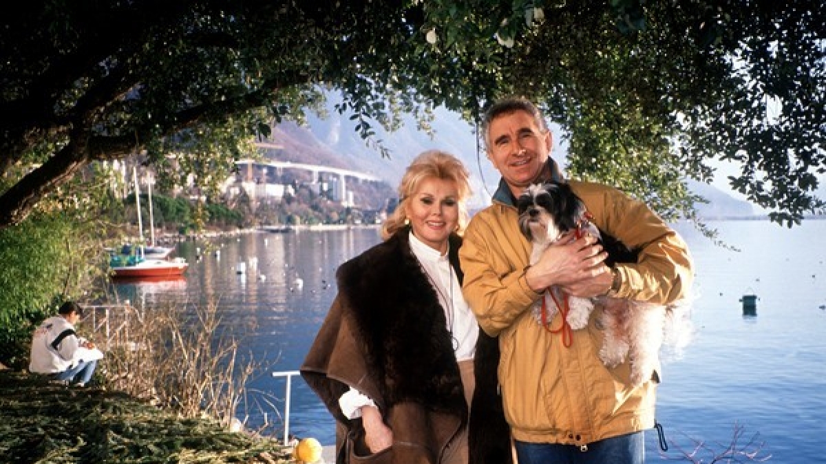 Hollywood-Diva Zsa Zsa Gabor und ihr Mann Prinz Frederic von Anhalt im Juni 1990 beim Urlaub am Genfer See. (Foto)