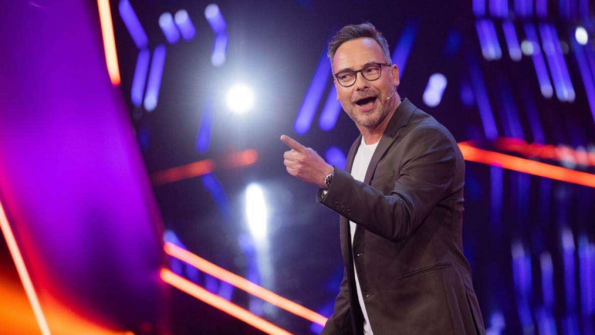 Matthias Opdenh&ouml;vel f&uuml;hrt auch in der 7. Staffel durch die Live-Shows von "The Masked Singer". (Foto)