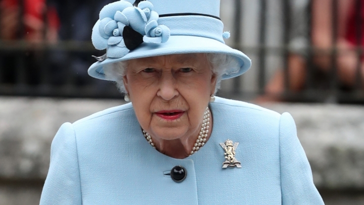 Queen Elizabeth II. wird eine Affäre mit dem Manager ihrer Rennpferde Lord Porchester nachgesagt.