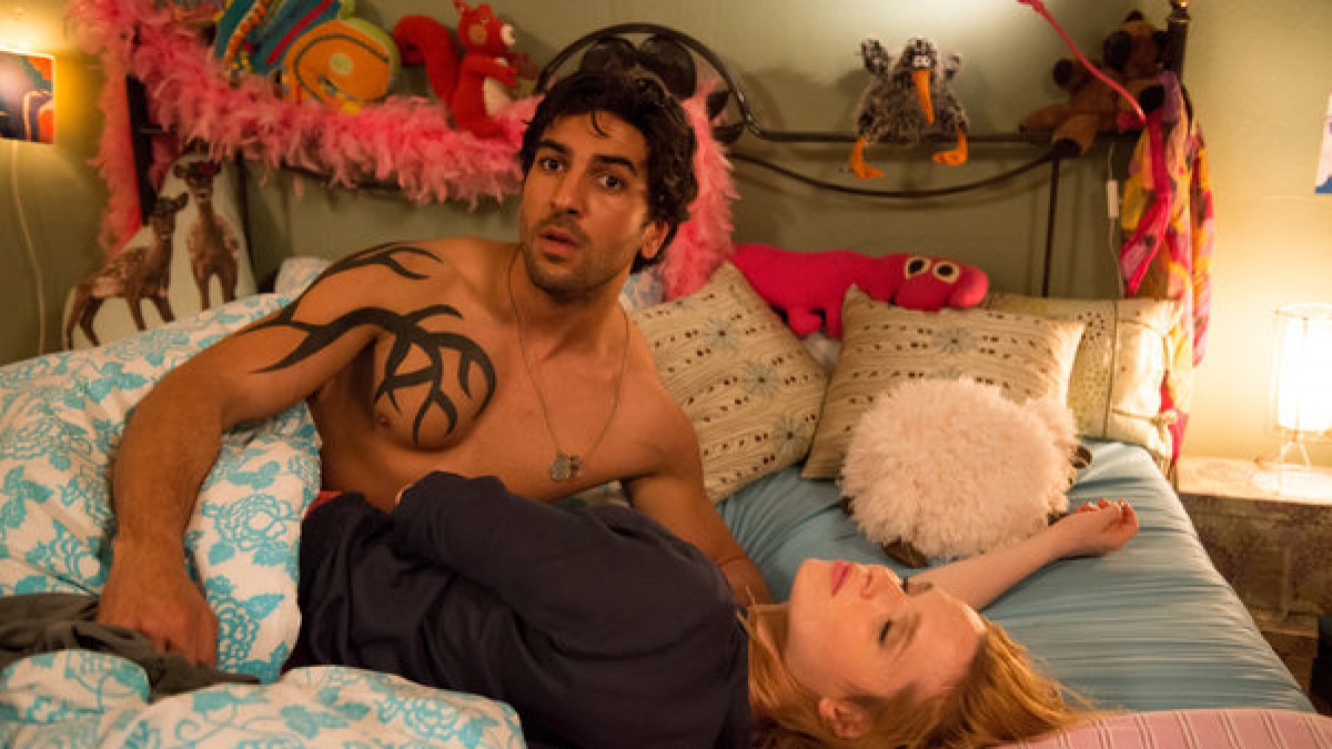 Zeki M&uuml;ller (Elyas M'Barek) hat seine Lehrerkollegin Lisi Schnabelstedt (Karoline Herfurth) in "Fack ju G&ouml;hte" flach gelegt. (Foto)