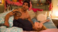 Zeki Müller (Elyas M'Barek) hat seine Lehrerkollegin Lisi Schnabelstedt (Karoline Herfurth) in 