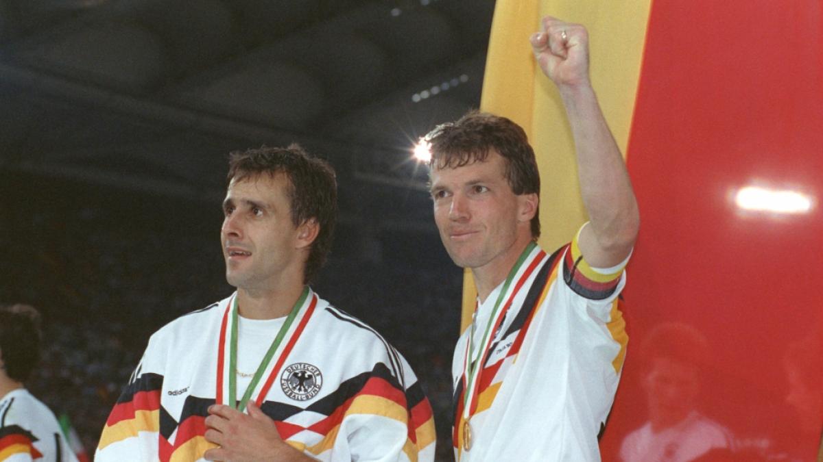 Pierre Littbarski und Lothar Matth&auml;us (v.l.) wurden 1990 mit der deutschen Nationalmannschaft Weltmeister. Nach dem fr&uuml;hen WM-Aus 2026 &uuml;ben sie scharfe Kritik am aktuellen Bundestrainer Julian Nagelsmann. (Foto)