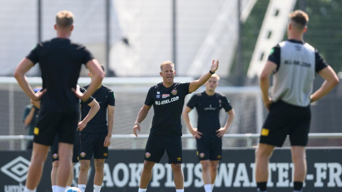 Trainingsauftakt bei Dynamo Dresden am 16. Juni 2022: Der Verein sorgte vor Saisonbeginn mit der Verpflichtung von Trainer Markus Anfang (Mitte) f&uuml;r Schlagzeilen. (Foto)