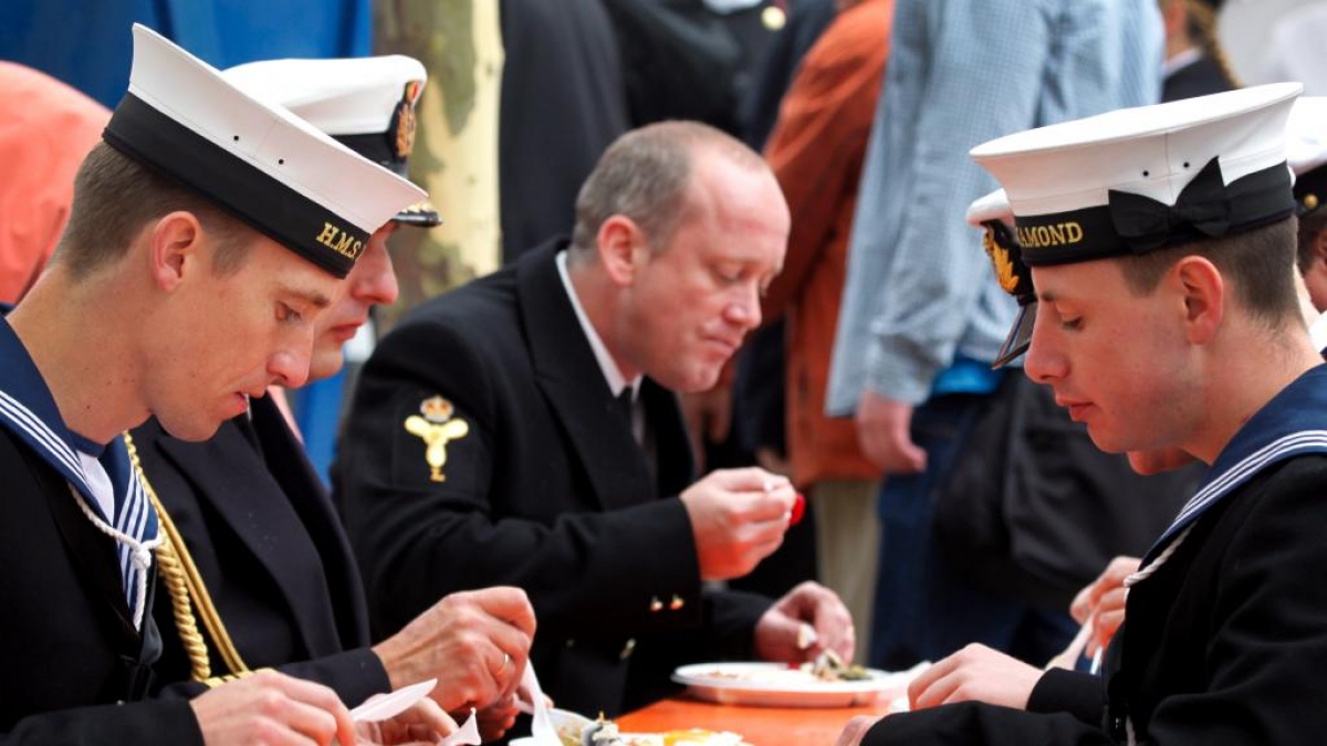 Den Ig-Preis für Frieden bekam die britische Royal Navy im Jahr 2000, weil sie ihre Soldaten aufgefordert hatte, keine scharfe Munition mehr zu verwenden, sondern stattdessen laut «Peng» zu rufen. (Foto)