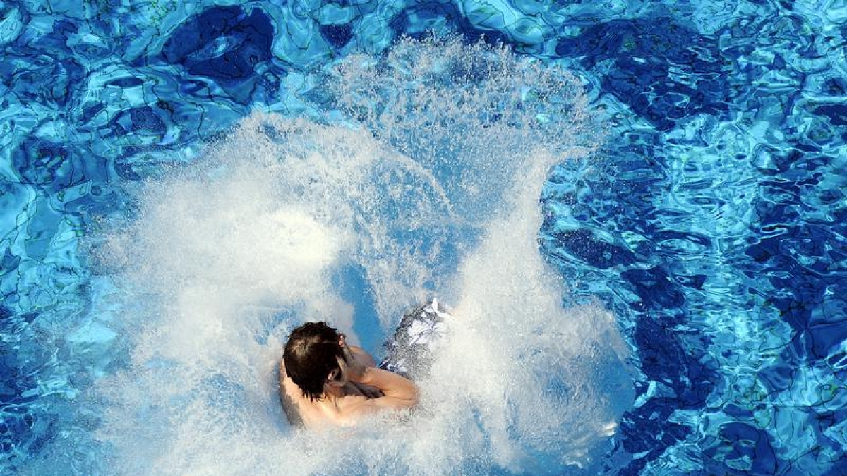 Ab ins k&uuml;hle Nass - nicht alle haben bei den sommerlichen Temperaturen Zeit f&uuml;r einen Freibadbesuch. Mit ein paar Tipps, kommt man aber auch so gut durch den Tag. (Foto)