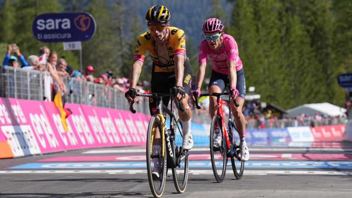 Primoz Roglic kommt mit Geraint Thomas im Schlepptau bei der 18. Etappe ins Ziel. &Uuml;bernimmt er heute oder morgen das Rosa Trikot? (Foto)