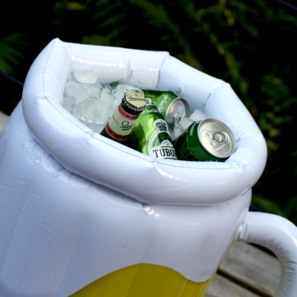 Aufblasbarer Bierkrug für den kühlen Biergenuss