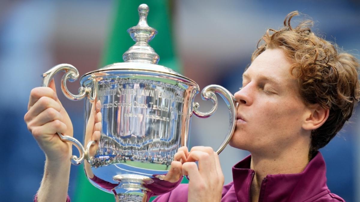 Jannik Sinner k&uuml;sst die Troph&auml;e, nachdem er die US Open gewonnen hat. (Foto)