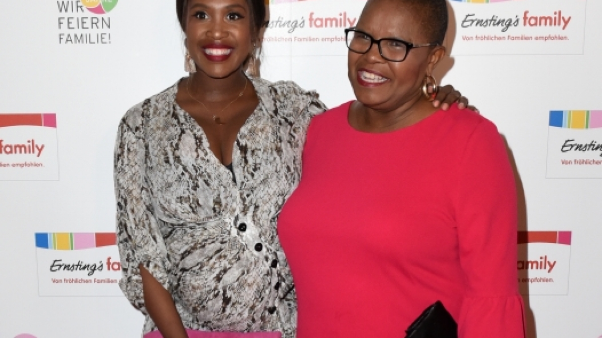 Motsi Mabuse (links) und ihre Mutter haben eine besonders enge Bindung. (Foto)