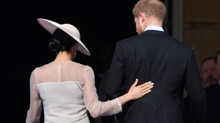 Drei Tage nach ihrer romantischen Hochzeit auf Schloss Windsor zeigen sich Meghan Markle und Prinz Harry verliebt bei einem öffentlichen Termin.
