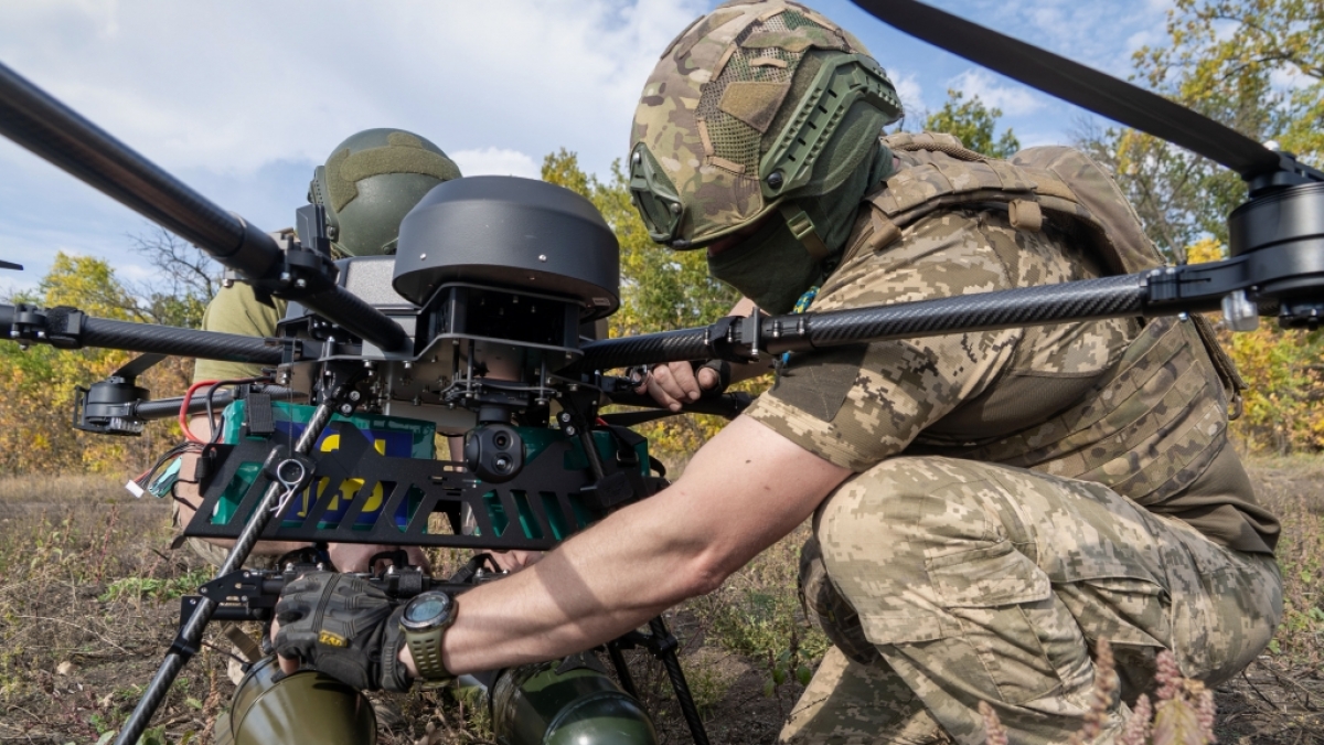 Ukrainische Soldaten des &laquo;Pathfinder&raquo;-Bataillons f&uuml;r unbemannte Systeme der 115. eigenst&auml;ndigen mechanisierten Brigade nehmen an einer &Uuml;bung mit &laquo;Vampire&raquo;-Drohnen teil. (Foto)