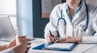 Durch das neue Gesundheitsversorgungsstärkungsgesetz sollen Hausärztinnen und Hausärzte mehr Zeit für ihre Patienten bekommen. (Symbolfoto)