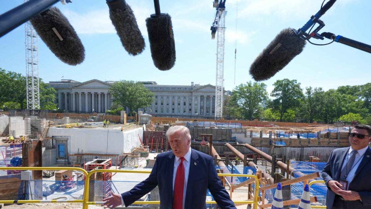 Donald Trump spricht mit Journalisten bei der Besichtigung der Baustelle f&uuml;r den geplanten Ballsaal vor dem Wei&szlig;en Haus. (Foto)