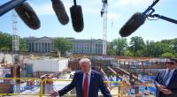 Donald Trump spricht mit Journalisten bei der Besichtigung der Baustelle für den geplanten Ballsaal vor dem Weißen Haus.