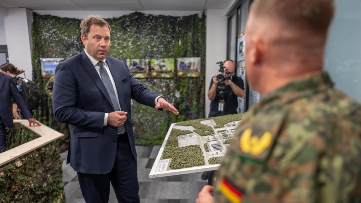 Vizekanzler Lars Klingbeil (SPD) besucht eine Panzerbrigade. K&uuml;nftig k&ouml;nnte die Deutsche Bundeswehr waffentechnisch vor neuen Herausforderungen stehen. (Symbolbild). (Foto)