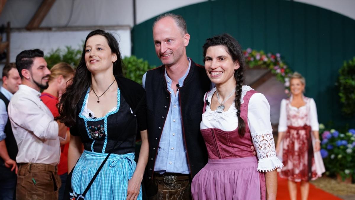 Ferkel- und Bienenz&uuml;chter Hubert mit Melanie (l.) und Andrea. Hier wusste er noch nicht, was ihm kurz darauf bl&uuml;hen w&uuml;rde. (Foto)