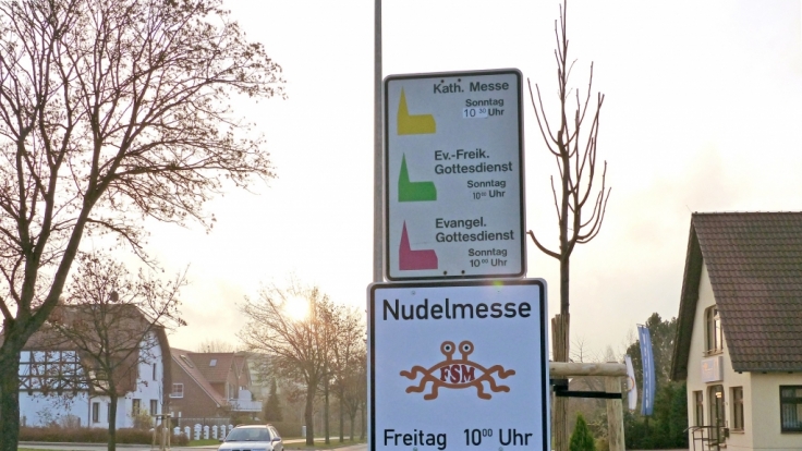 Die Infotafel der Kirche des FSM in Templin. Inzwischen wurde sie wieder abgenommen.