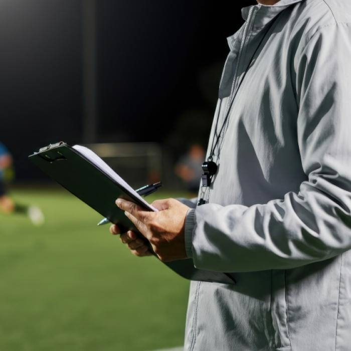 Fußball-Trainer (44) bricht am Spielfeldrand zusammen - Spieler entsetzt