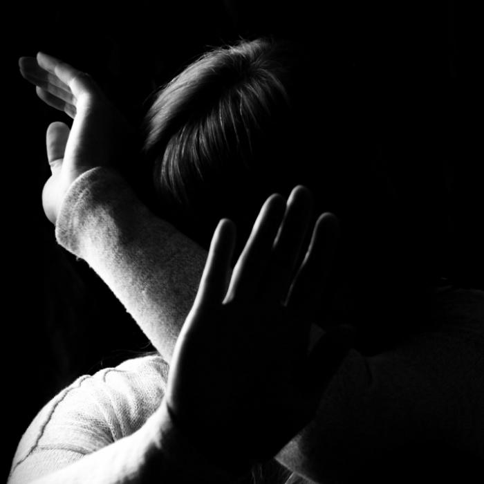 Mutter (34) neben schlafender Tochter vergewaltigt