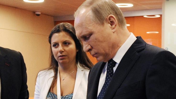 Das Archivfoto zeigt Margarita Simonyan und Wladimir Putin.