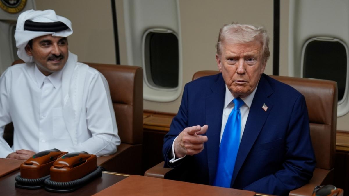 US-Pr&auml;sident Donald Trump (r) trifft sich mit dem Emir von Katar, Scheich Tamim bin Hamad al-Thani, an Bord der Air Force One auf dem Luftwaffenst&uuml;tzpunkt Al Udeid. (Foto)