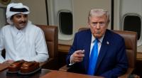 US-Präsident Donald Trump (r) trifft sich mit dem Emir von Katar, Scheich Tamim bin Hamad al-Thani, an Bord der Air Force One auf dem Luftwaffenstützpunkt Al Udeid.