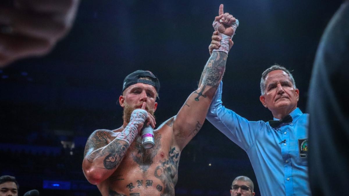 Jake Paul jubelt nach einem Sieg bei einem Boxkampf. Der Internet-Star tritt 2024 gegen Box-Legende Mike Tyson an. (Foto)
