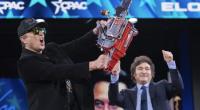 Elon Musk hat mit einer durchgeknallten Kettensägen-Show für Fassungslosigkeit gesorgt.