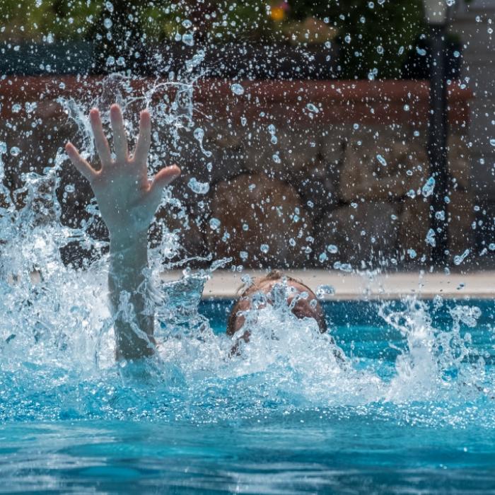 Familie ertrinkt im Hotel-Pool - Mutter widerspricht Polizei