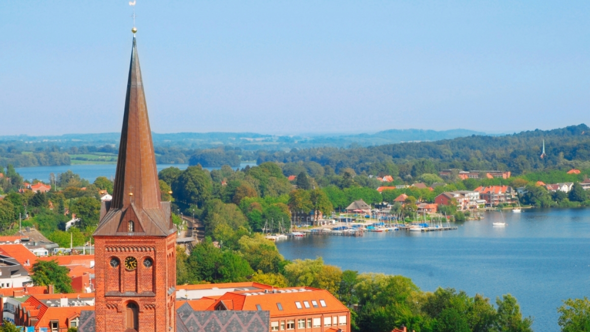 Am Nordufer des reizvollen Gro&szlig;en Pl&ouml;ner Sees liegt die sehenswerte Stadt Pl&ouml;n mit ihren vielen Freizeitangeboten. (Foto)