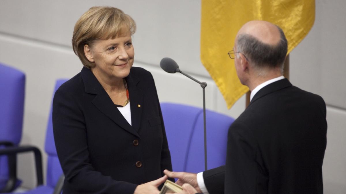 Angela Merkel im Jahr 2009. Um ihren Hals die "Deutschland"-Kette, welche bereits f&uuml;r etliche Schlagzeilen sorgte. (Foto)