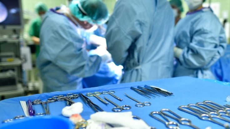 Mediziner arbeiten Hand in Hand am OP-Tisch